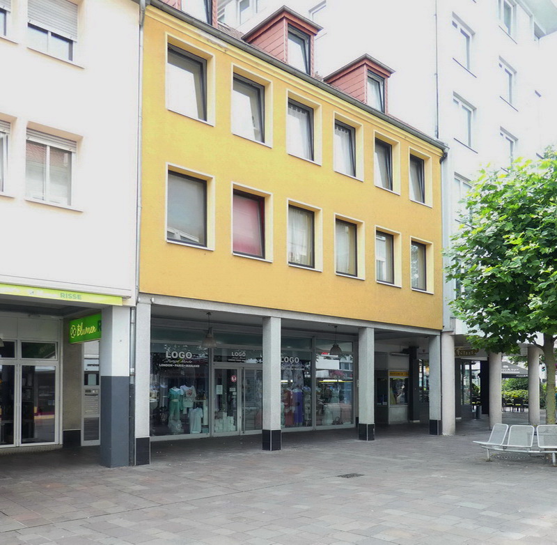Gelbes Geschäftshaus in der Fußgängerzone von Paderborn