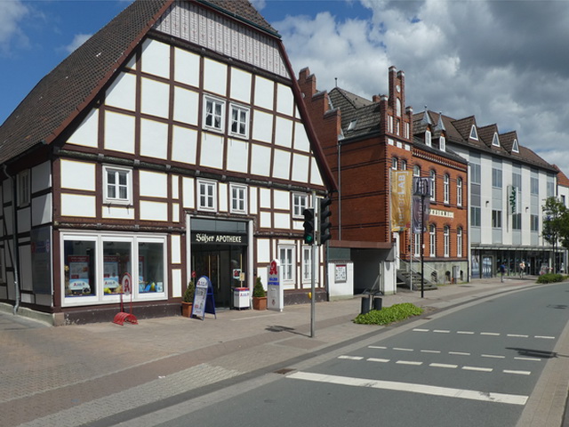 Blick in die Einkaufstraße in Salzkotten mit Sälzer Apotheke und anderen Gebäuden