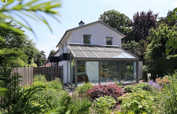 Blick auf ein Einfamilienhaus mit schönem Garten in Lemgo